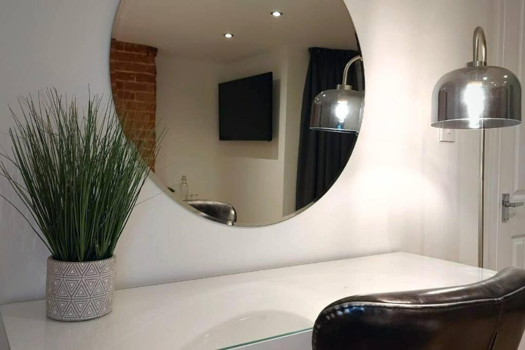 Stylish Apartment In City Centre With Parking Престън Екстериор снимка