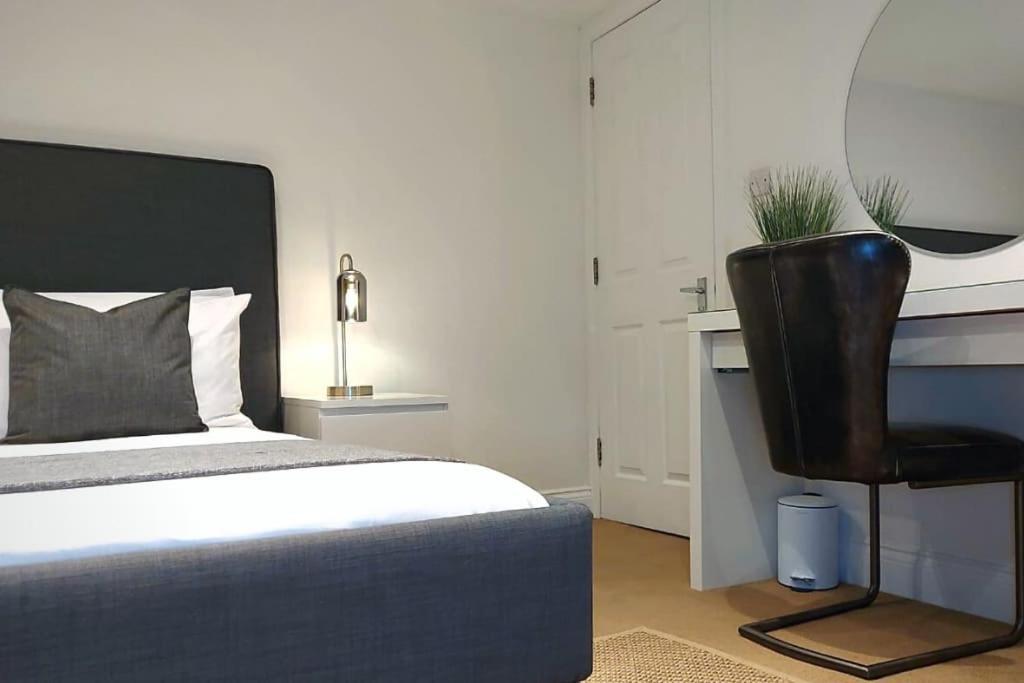 Stylish Apartment In City Centre With Parking Престън Екстериор снимка