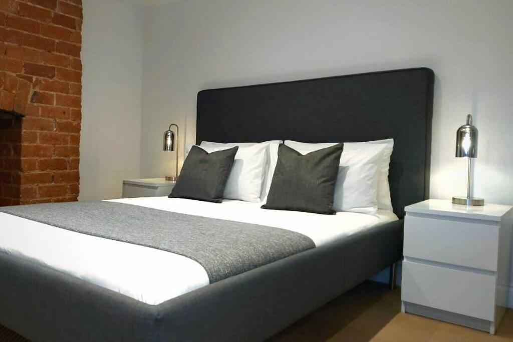 Stylish Apartment In City Centre With Parking Престън Екстериор снимка