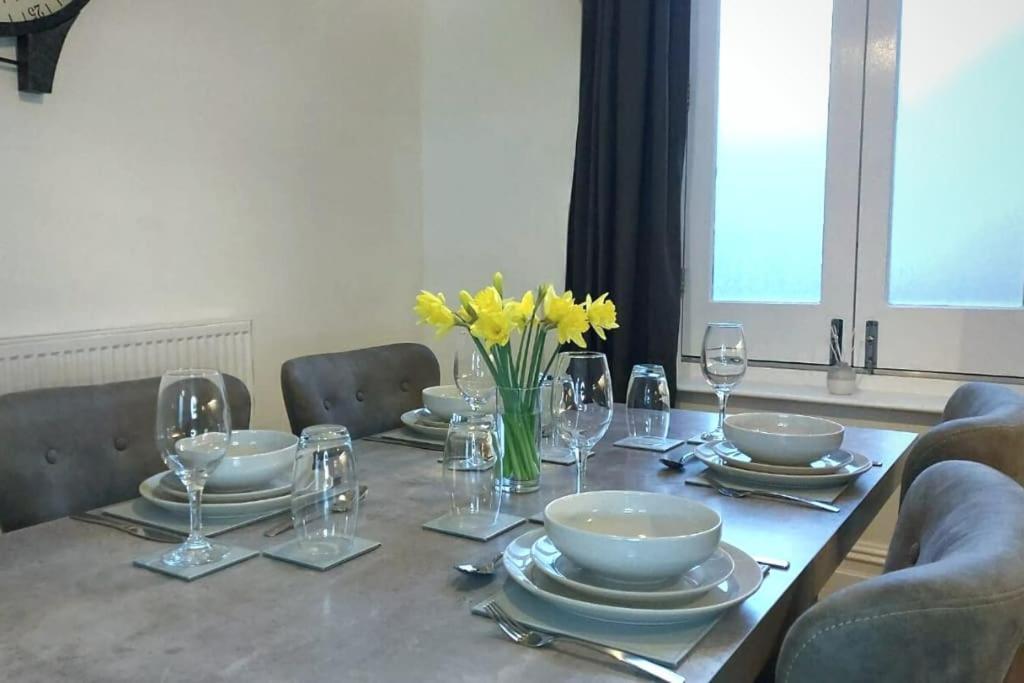 Stylish Apartment In City Centre With Parking Престън Екстериор снимка