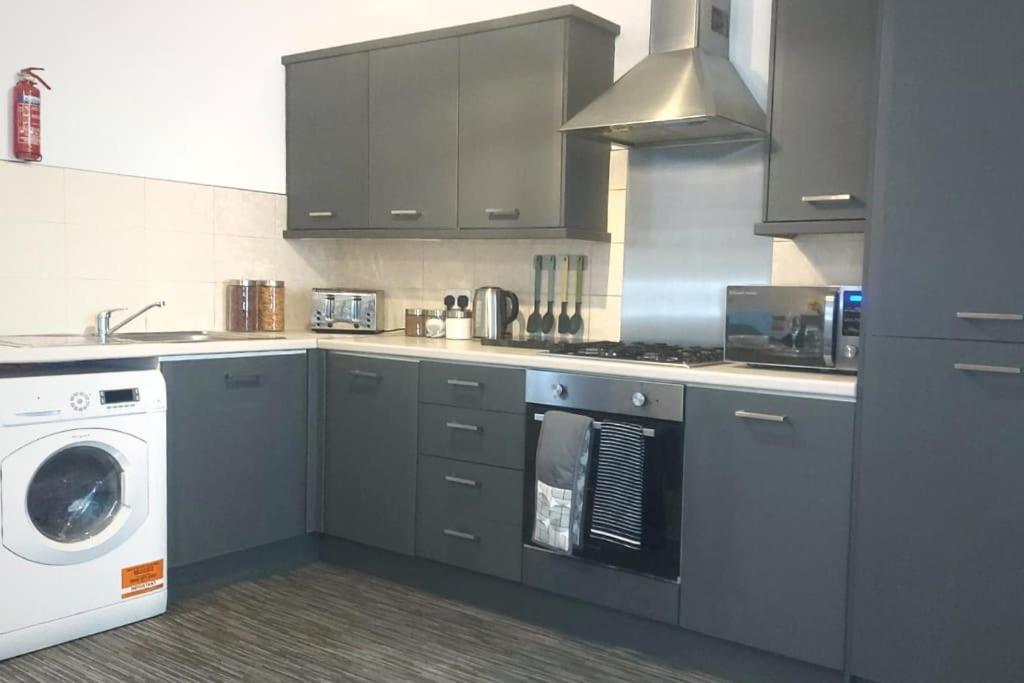 Stylish Apartment In City Centre With Parking Престън Екстериор снимка