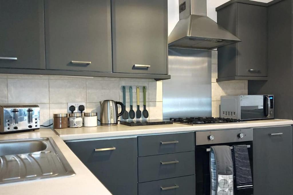 Stylish Apartment In City Centre With Parking Престън Екстериор снимка