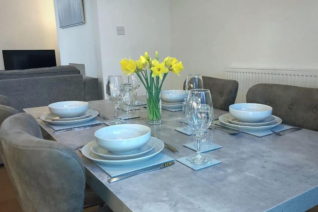 Stylish Apartment In City Centre With Parking Престън Екстериор снимка